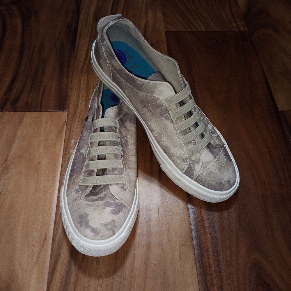 Blowfish Malibu NWT 8.5M Sneakers Slip On Stretch Comfort
